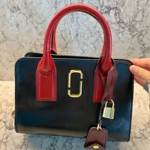 Marc Jacobs cross body bag in mint condition. Hot, sexy, boss b*tch vibes.